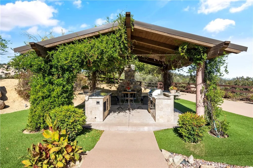 42179 Calle Paramo, Murrieta, California 92562 home-pic-9