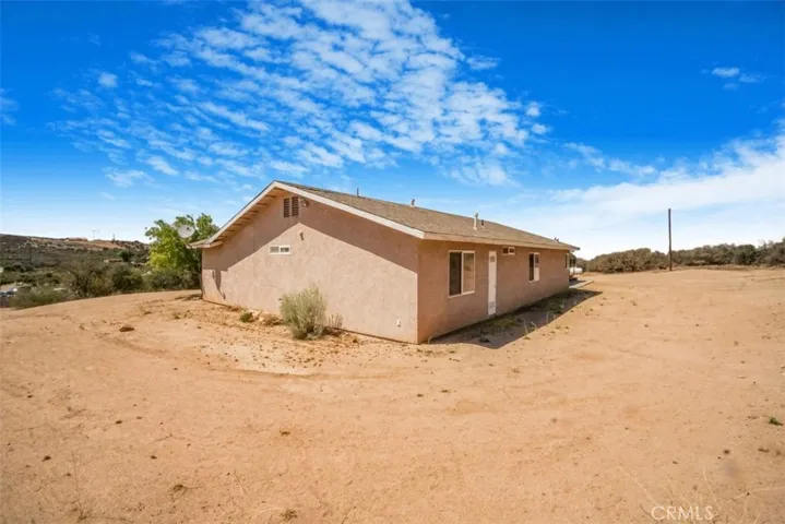11221 Omelveny Road, Oak Hills, California 92344