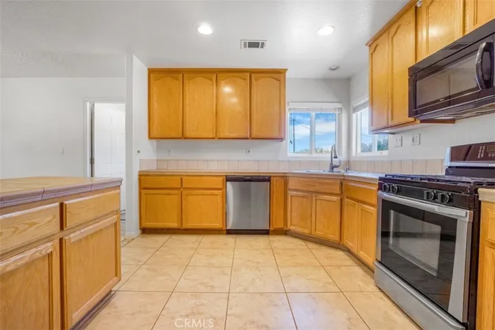 11221 Omelveny Road, Oak Hills, California 92344