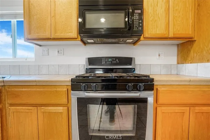 11221 Omelveny Road, Oak Hills, California 92344