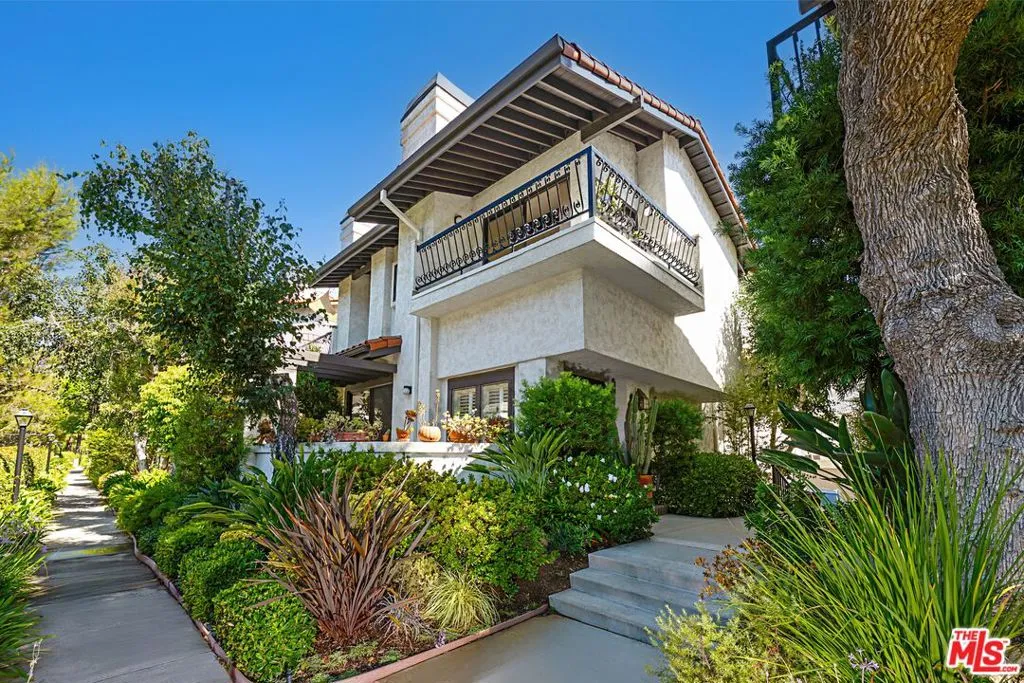 1476 Palisades Dr