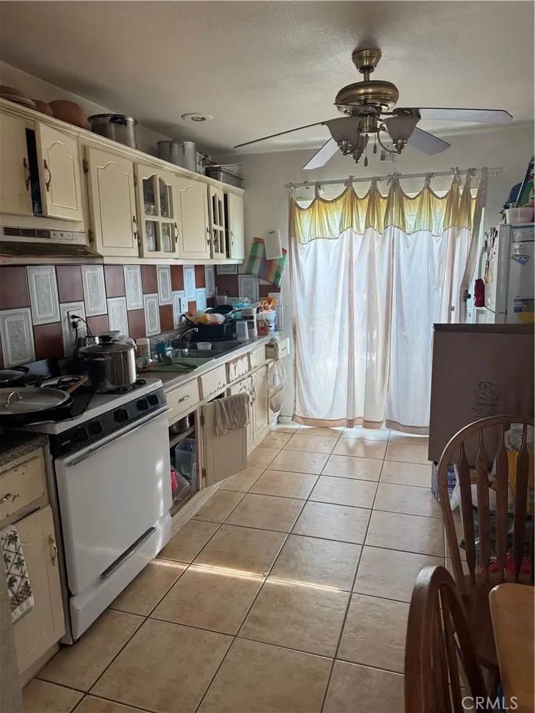 651 W Devonshire Avenue, Hemet, California 92543 home-pic-44