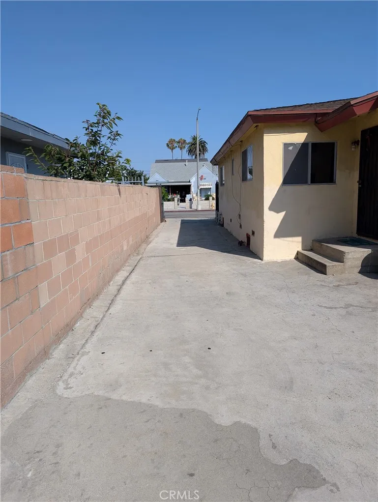 2235 Hauser Boulevard, Los Angeles, California 90016 home-pic-1