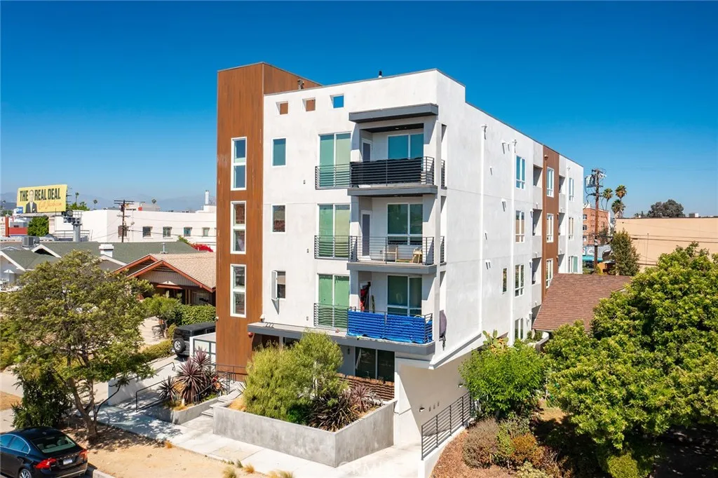 222 N Manhattan Place, Los Angeles, California 90004 home-pic-1
