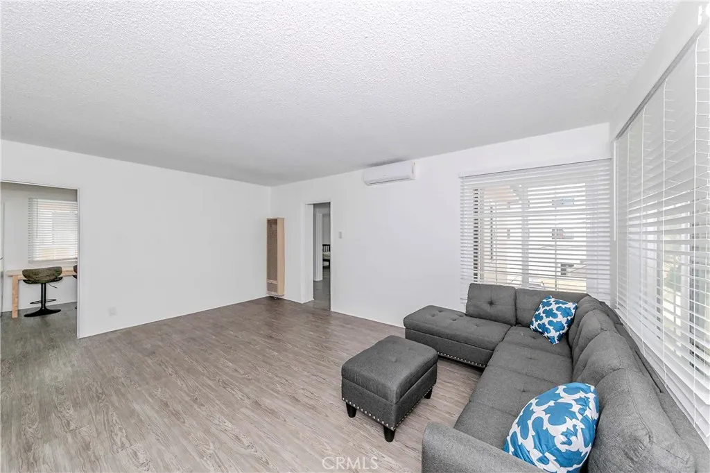 1349 W 35th Place, Los Angeles, California 90007 home-pic-22