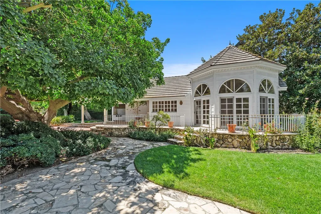 4751 Westchester Drive, Woodland Hills, California 91364 home-pic-32