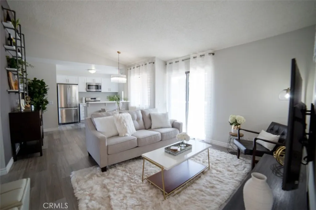 15338 Gundry Avenue 208, Paramount, California 90723, 2 Bedrooms Bedrooms, ,2 BathroomsBathrooms,Residential Lease,For Rent,Gundry,DW25188010