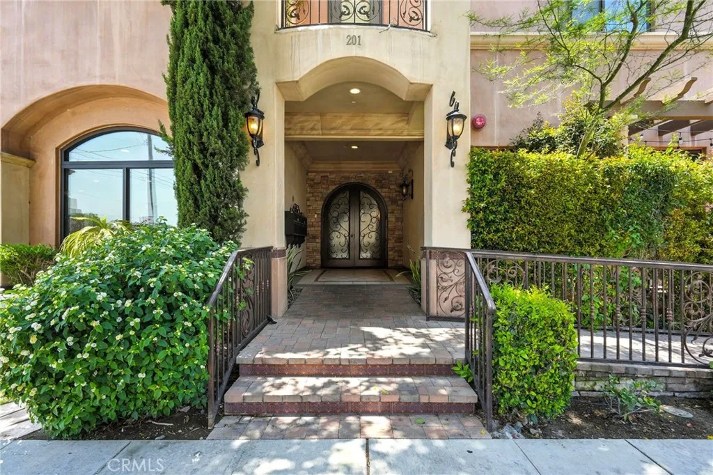201 N Reese Place 101, Burbank, California 91506, 4 Bedrooms Bedrooms, ,4 BathroomsBathrooms,Residential Lease,For Rent,Reese,SR25189427