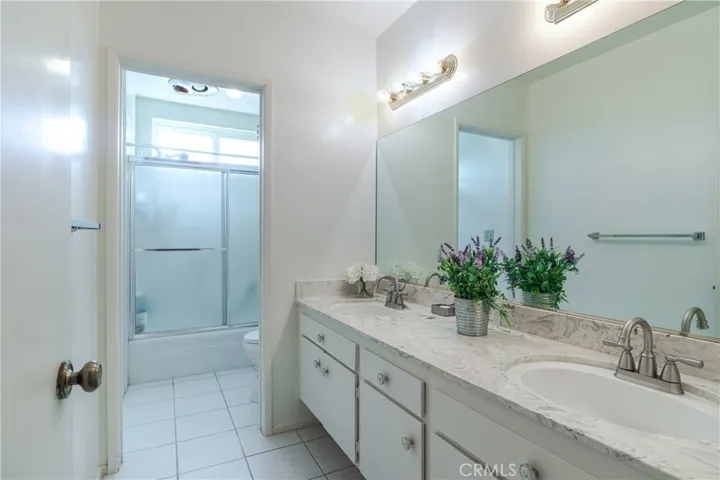 Hall bath for bedrooms