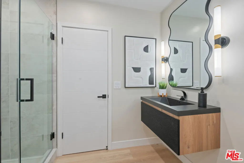 23442 Burbank Boulevard, Woodland Hills, California 91367 home-pic-32