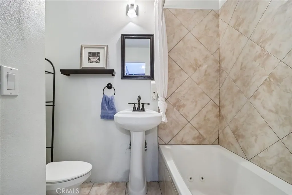 561 W Alton Avenue 39, Santa Ana, California 92707 home-pic-9