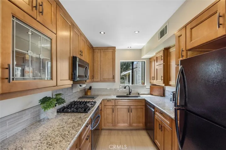 27070 Hidaway Avenue 5, Canyon Country, California 91351