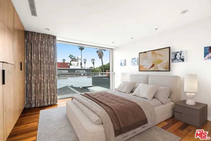 524 Rialto Avenue, Venice, California 90291