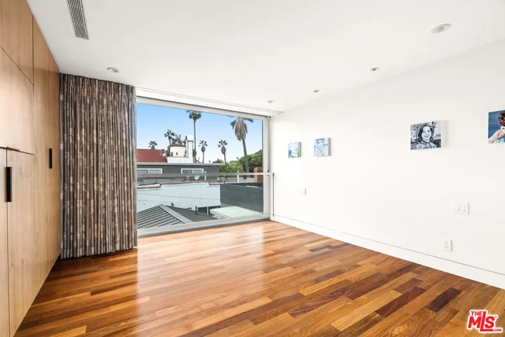 524 Rialto Avenue, Venice, California 90291