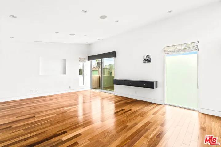 524 Rialto Avenue, Venice, California 90291