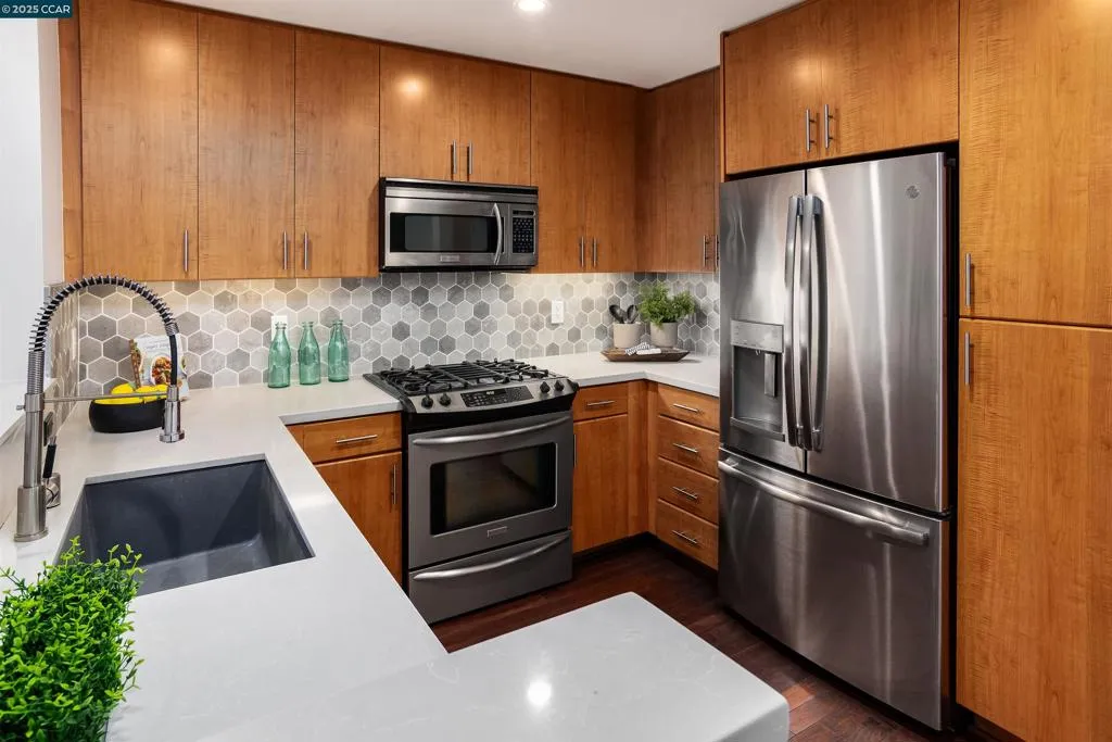 438 W Grand Ave 528, Oakland, California 94612 home-pic-10