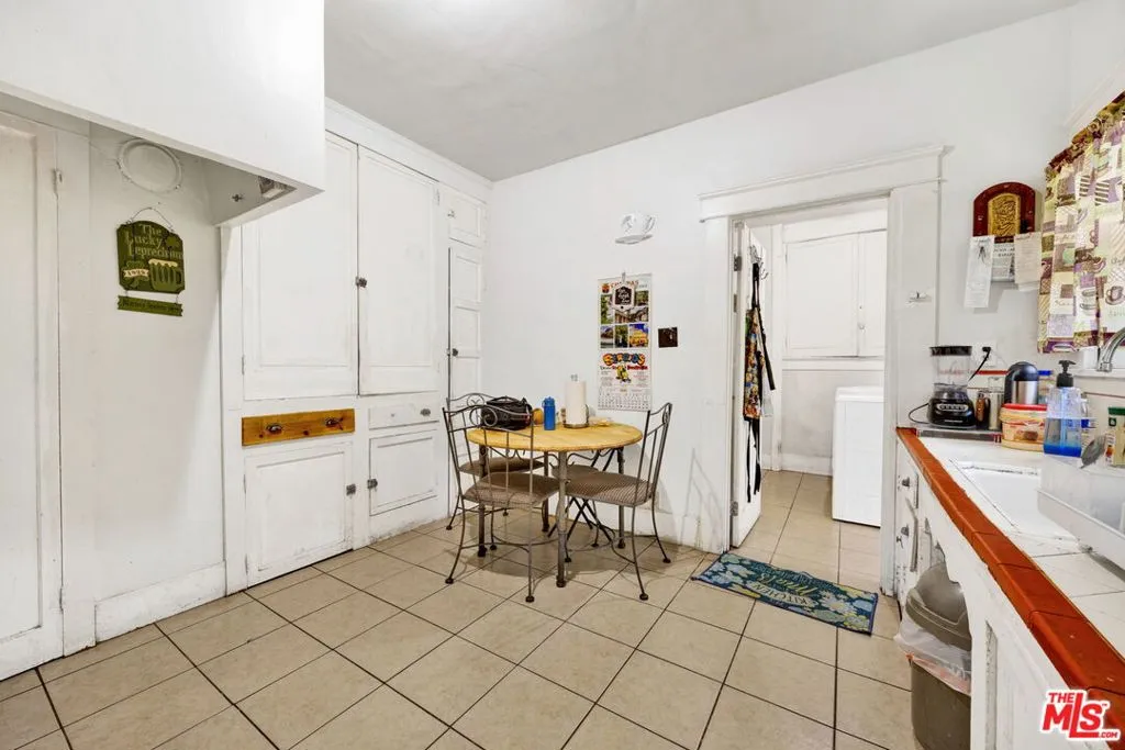 1215 W 39th Place, Los Angeles, California 90037 home-pic-14