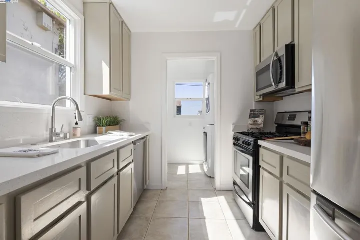 8802 Seneca St, Oakland, California 94605