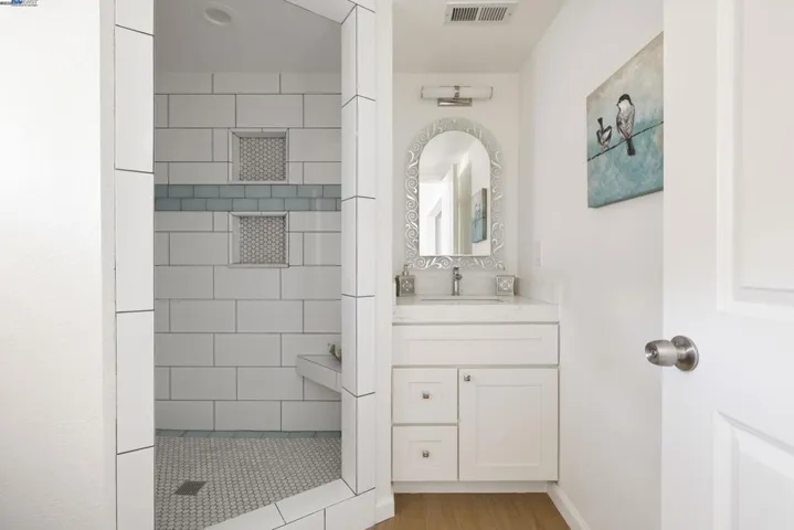 8802 Seneca St, Oakland, California 94605