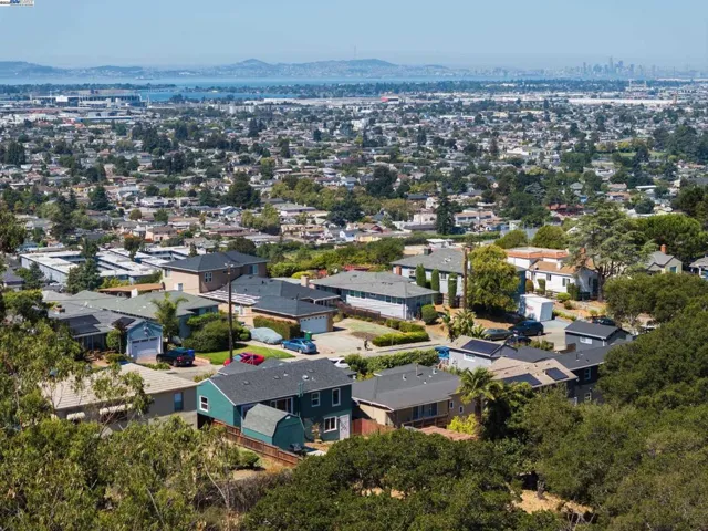 8802 Seneca St, Oakland, California 94605