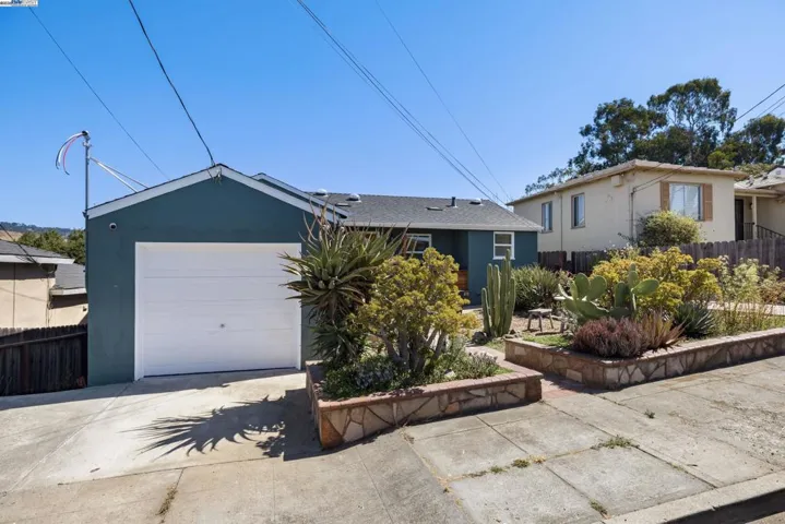 8802 Seneca St, Oakland, California 94605