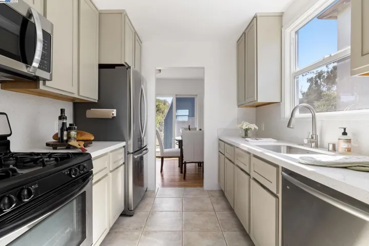 8802 Seneca St, Oakland, California 94605