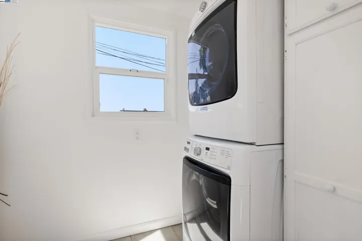 8802 Seneca St, Oakland, California 94605