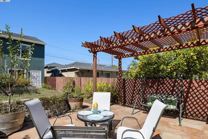 8802 Seneca St, Oakland, California 94605