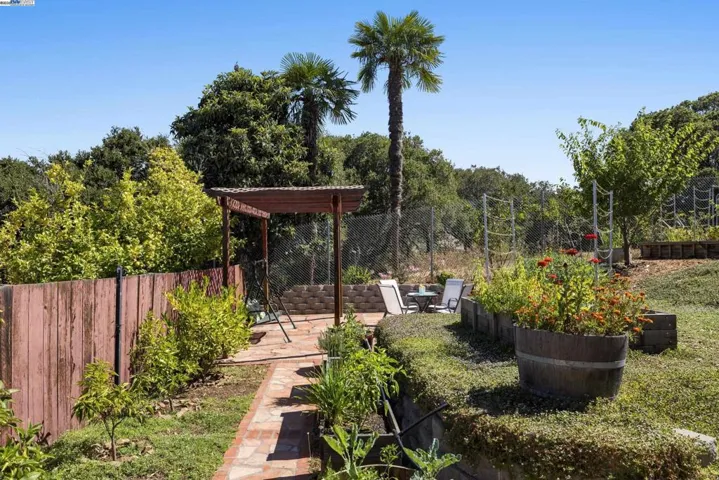 8802 Seneca St, Oakland, California 94605