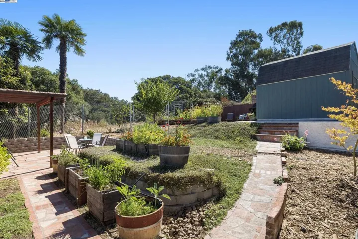 8802 Seneca St, Oakland, California 94605
