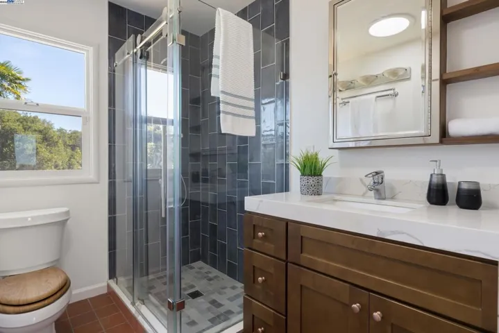 8802 Seneca St, Oakland, California 94605