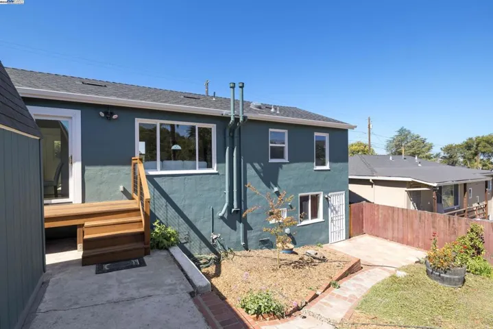 8802 Seneca St, Oakland, California 94605