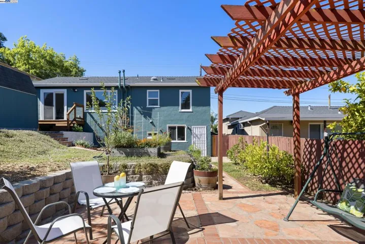 8802 Seneca St, Oakland, California 94605