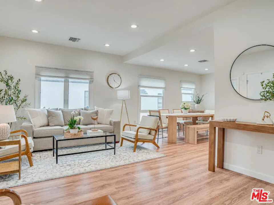 1836 Lake Street, Glendale, California 91201, 2 Bedrooms Bedrooms, ,2 BathroomsBathrooms,Residential Lease,For Rent,Lake,25581711