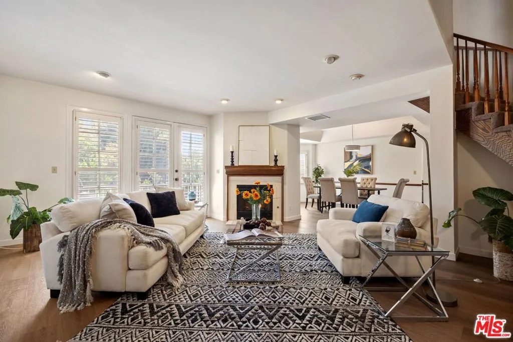 18135 Burbank Boulevard 6, Tarzana, California 91356, 3 Bedrooms Bedrooms, ,3 BathroomsBathrooms,Residential,For Sale,Burbank,25582029