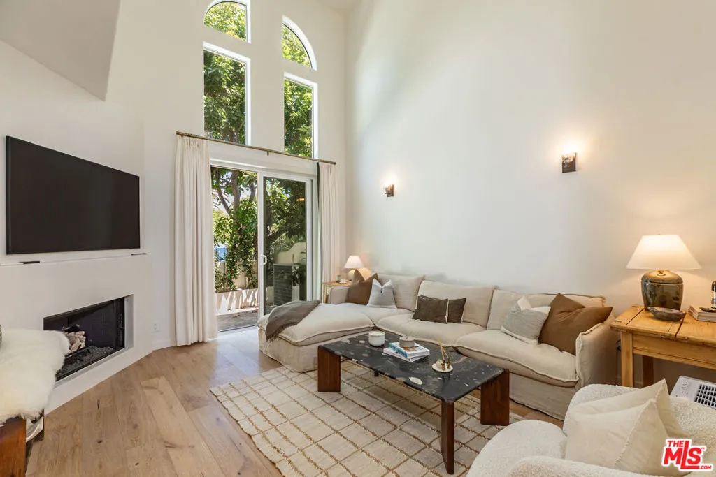 6485 Zuma View Place 102, Malibu, California 90265, 2 Bedrooms Bedrooms, ,3 BathroomsBathrooms,Residential Lease,For Rent,Zuma View,25581617