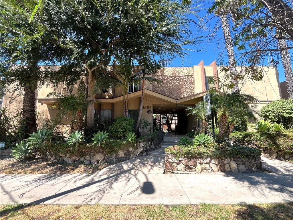5167 Yarmouth Avenue 10, Encino, California 91316, 1 Bedroom Bedrooms, ,1 BathroomBathrooms,Residential Lease,For Rent,Yarmouth,SB25190439