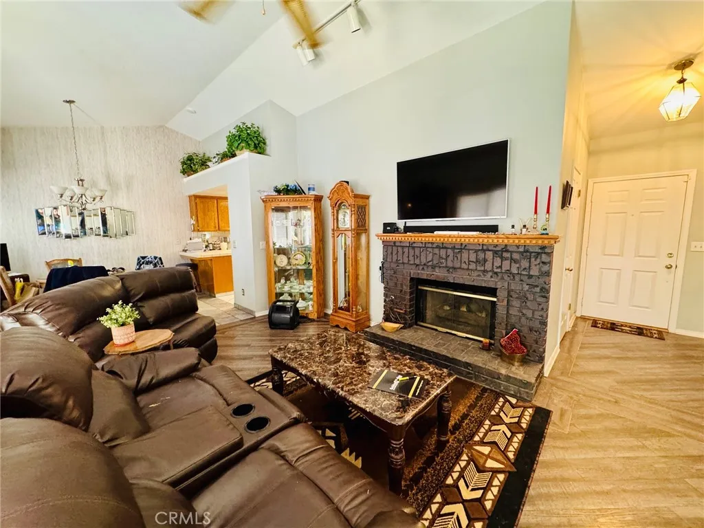 4189 W Providence Avenue, Fresno, California 93722 home-pic-5
