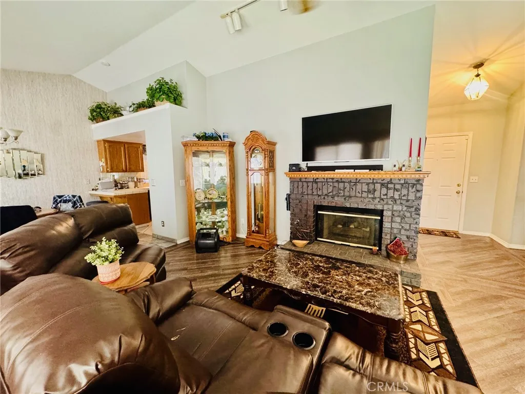 4189 W Providence Avenue, Fresno, California 93722 home-pic-7