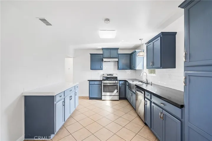 Turnkey and ready to move in! functional kitchen!