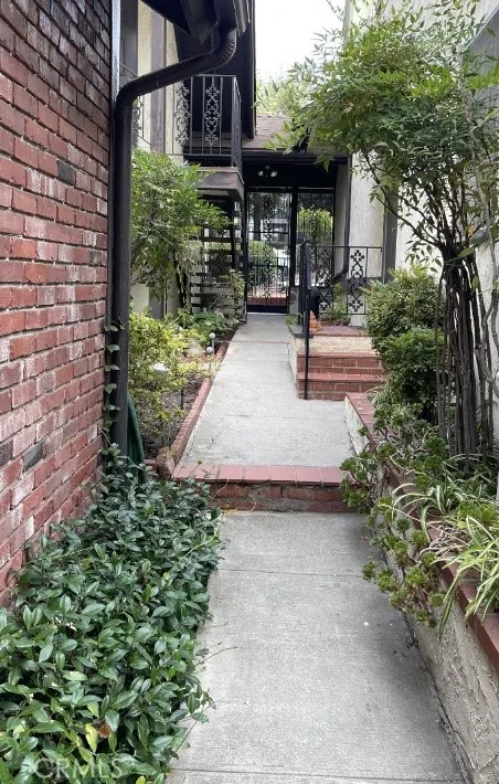 1637 N Verdugo Road A, Glendale, California 91208 home-pic-3