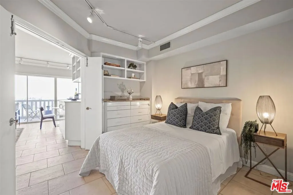 999 N Doheny Drive 806, West Hollywood, California 90069 home-pic-4
