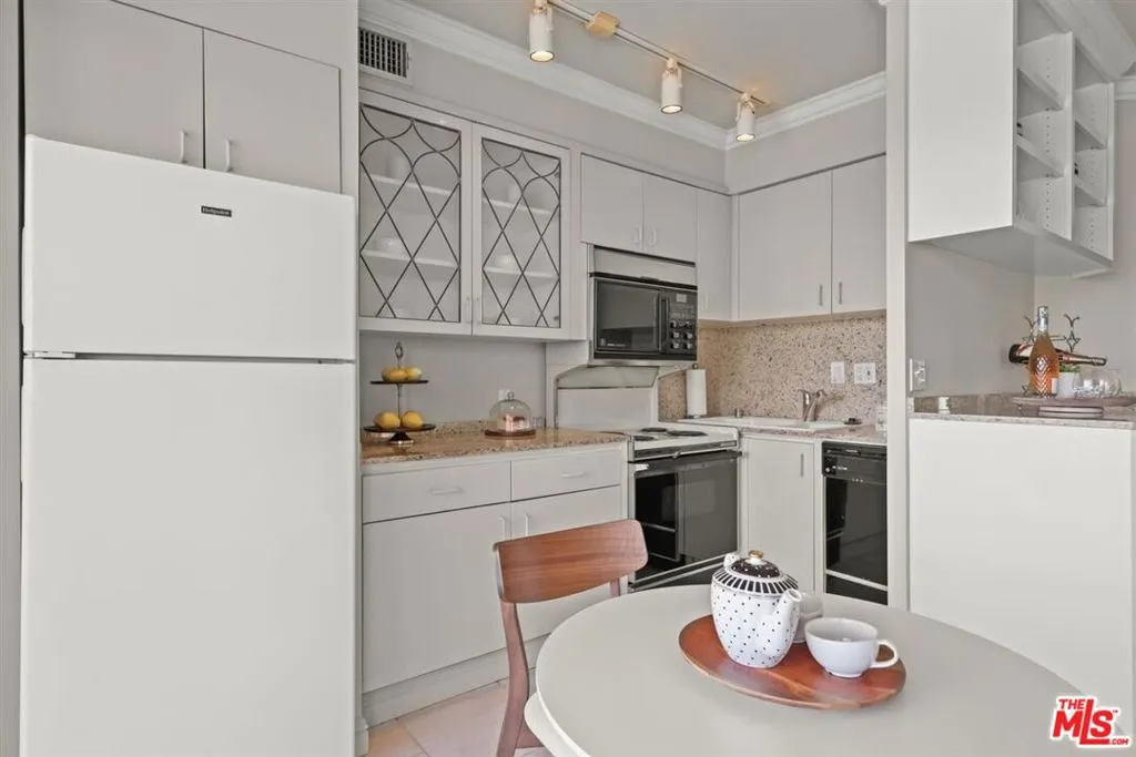 999 N Doheny Drive 806, West Hollywood, California 90069 home-pic-3