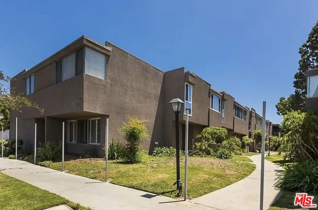 18110 Killion Street 5, Tarzana, California 91356, 3 Bedrooms Bedrooms, ,2 BathroomsBathrooms,Residential Lease,For Rent,Killion,25582361