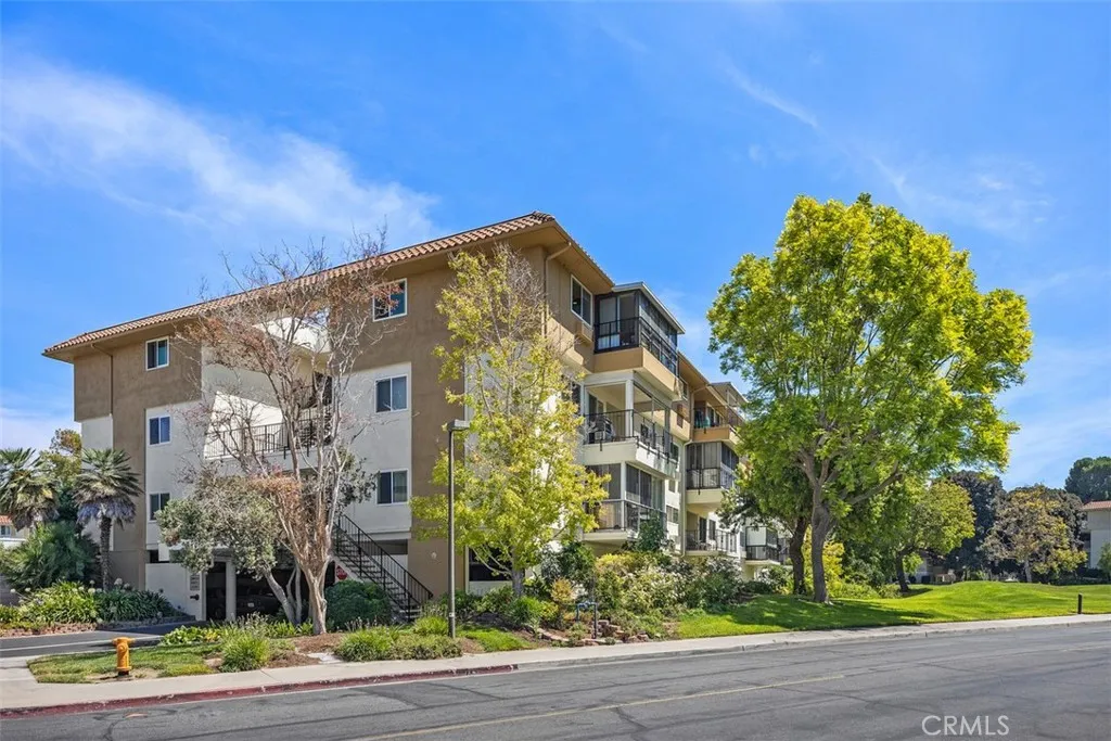 2388 Via Mariposa West 3h, Laguna Woods, California 92637, 3 Bedrooms Bedrooms, ,2 BathroomsBathrooms,Residential,For Sale,Via Mariposa West,OC25189828
