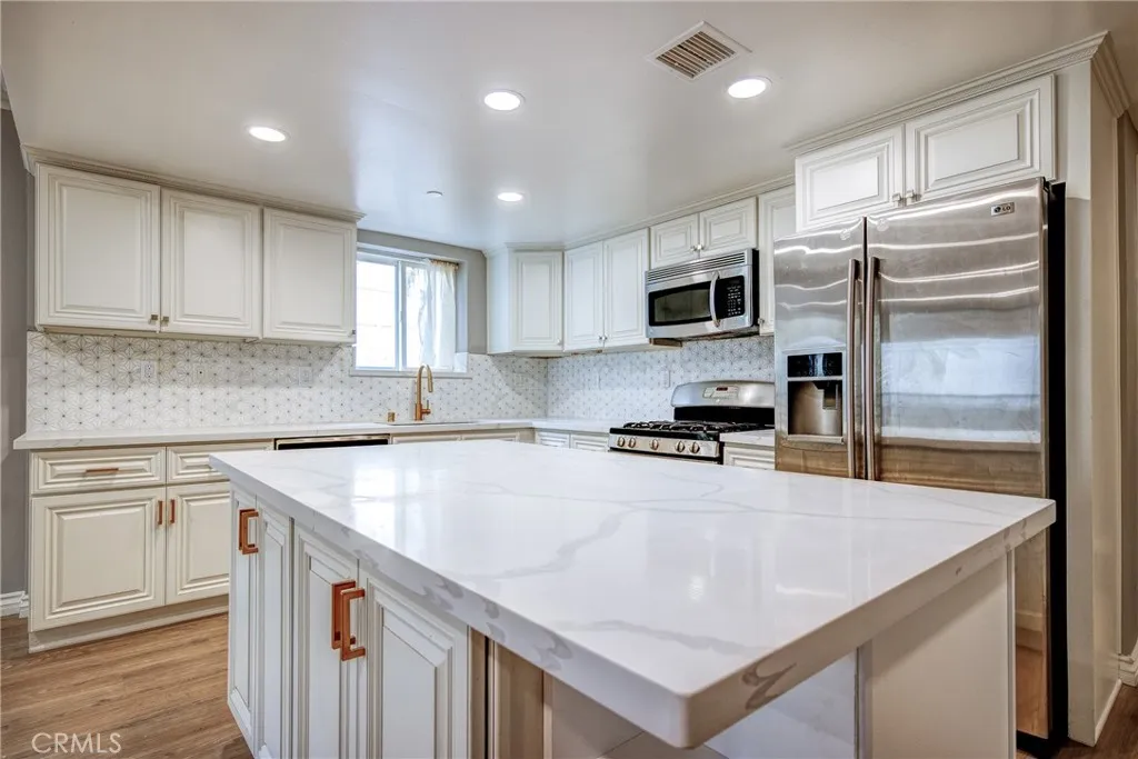 980 S Oxford 103, Los Angeles, California 90006, 3 Bedrooms Bedrooms, ,2 BathroomsBathrooms,Residential Lease,For Rent,OXFORD,WS25189344