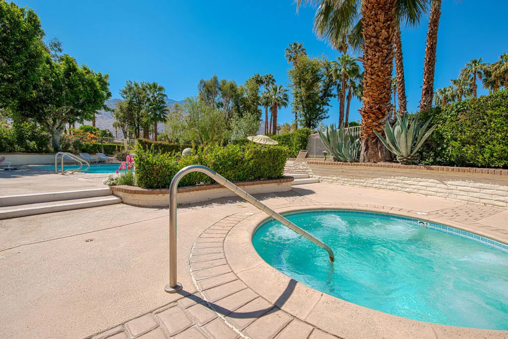 2264 Oakcrest Drive, Palm Springs, California 92264 home-pic-17