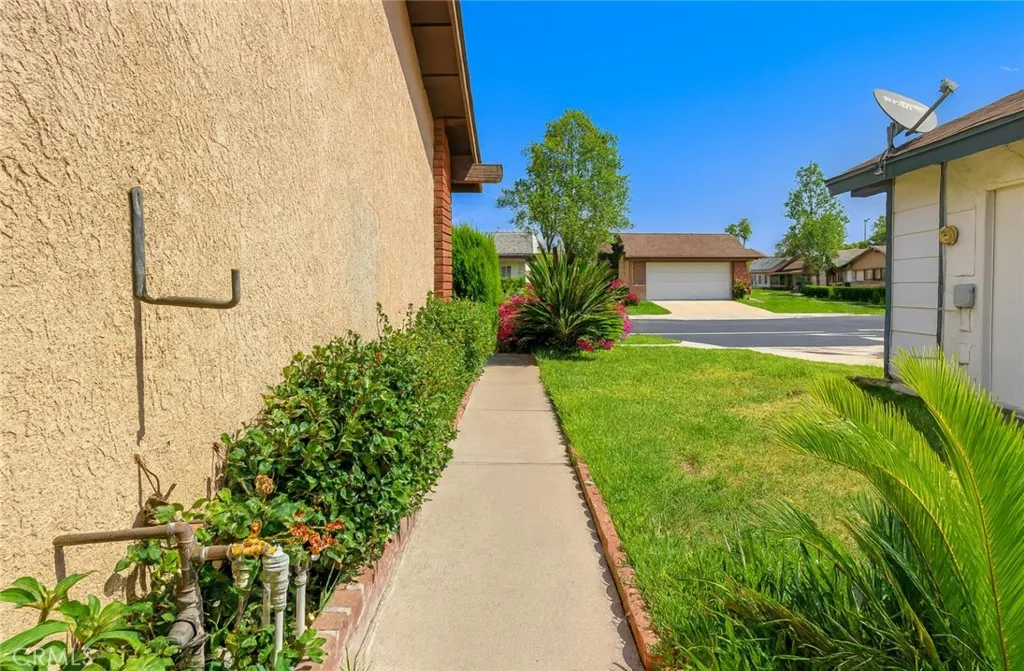 FRONT WALKWAY