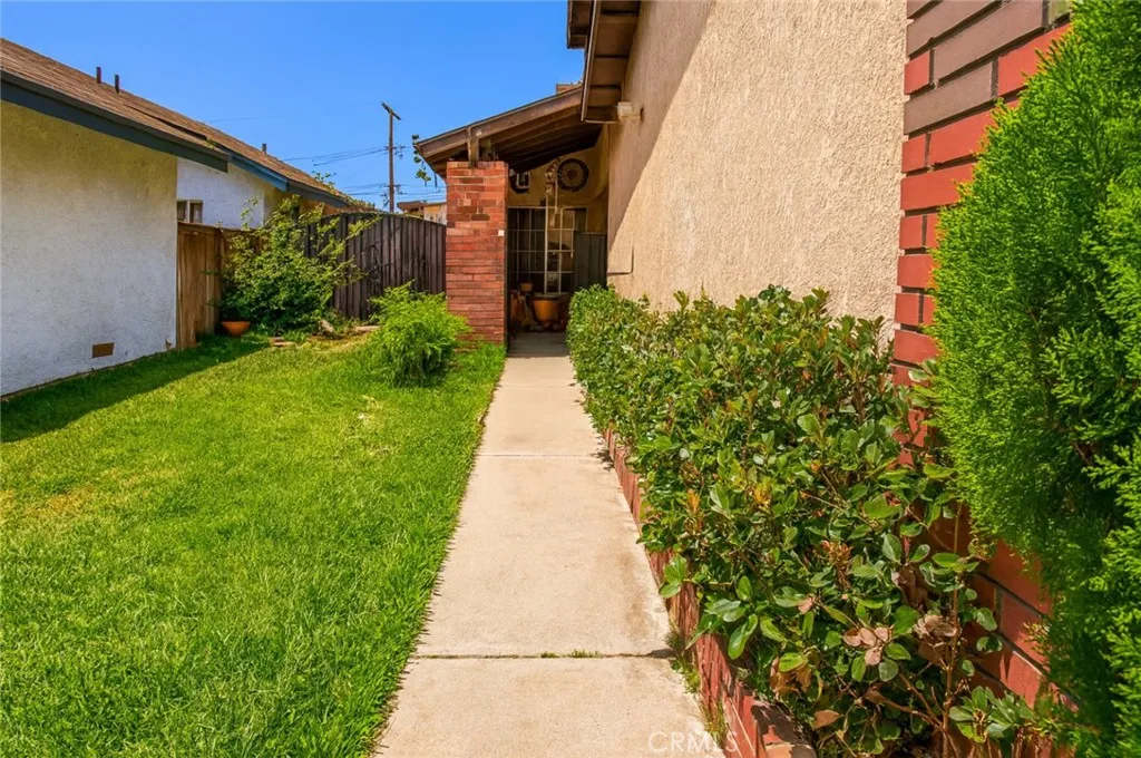 FRONT WALKWAY