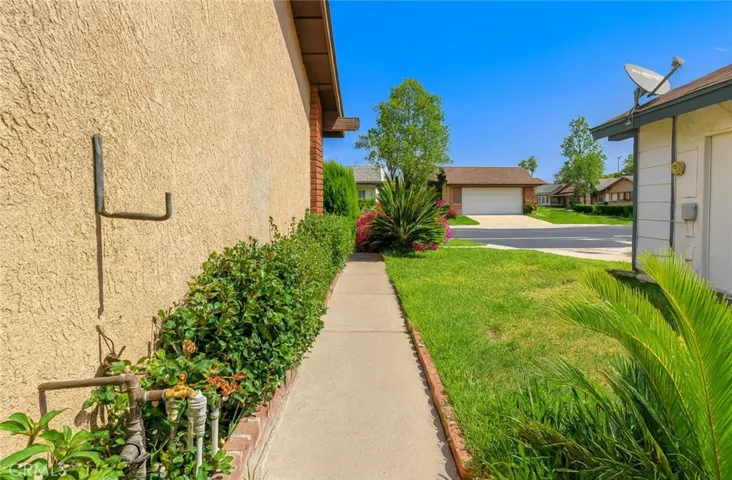 FRONT WALKWAY